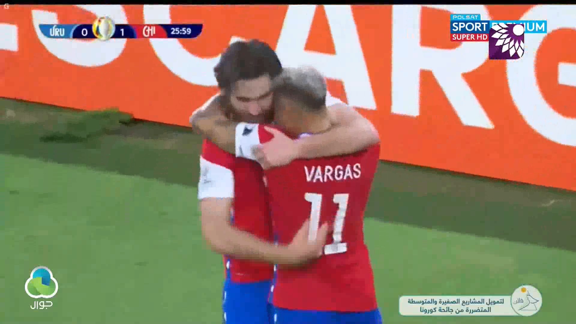 شاهد الهدف الاول (1 – 0) لصالح تشيلي في شباك أوروغواي