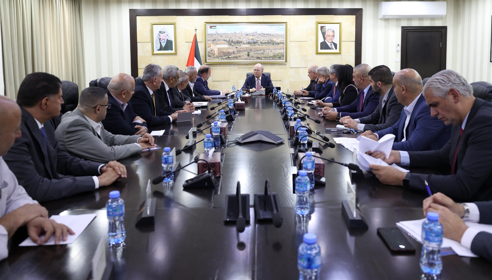 مصطفى يبحث مع وفد من طولكرم احتياجات المحافظة ويؤكد أولوية إيواء النازحين