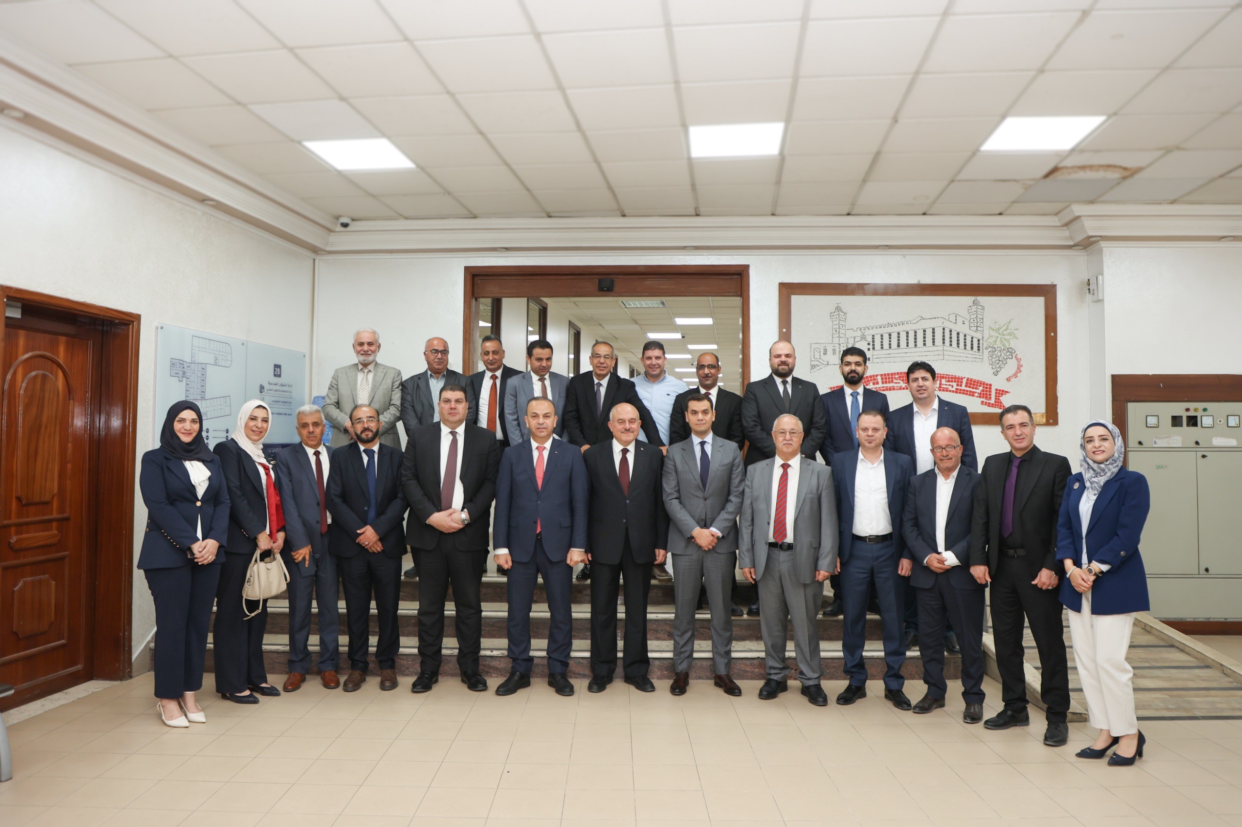 وفد وزاري يزور بلدية الخليل ويؤكد دعم الحكومة لمشاريعها التنموية