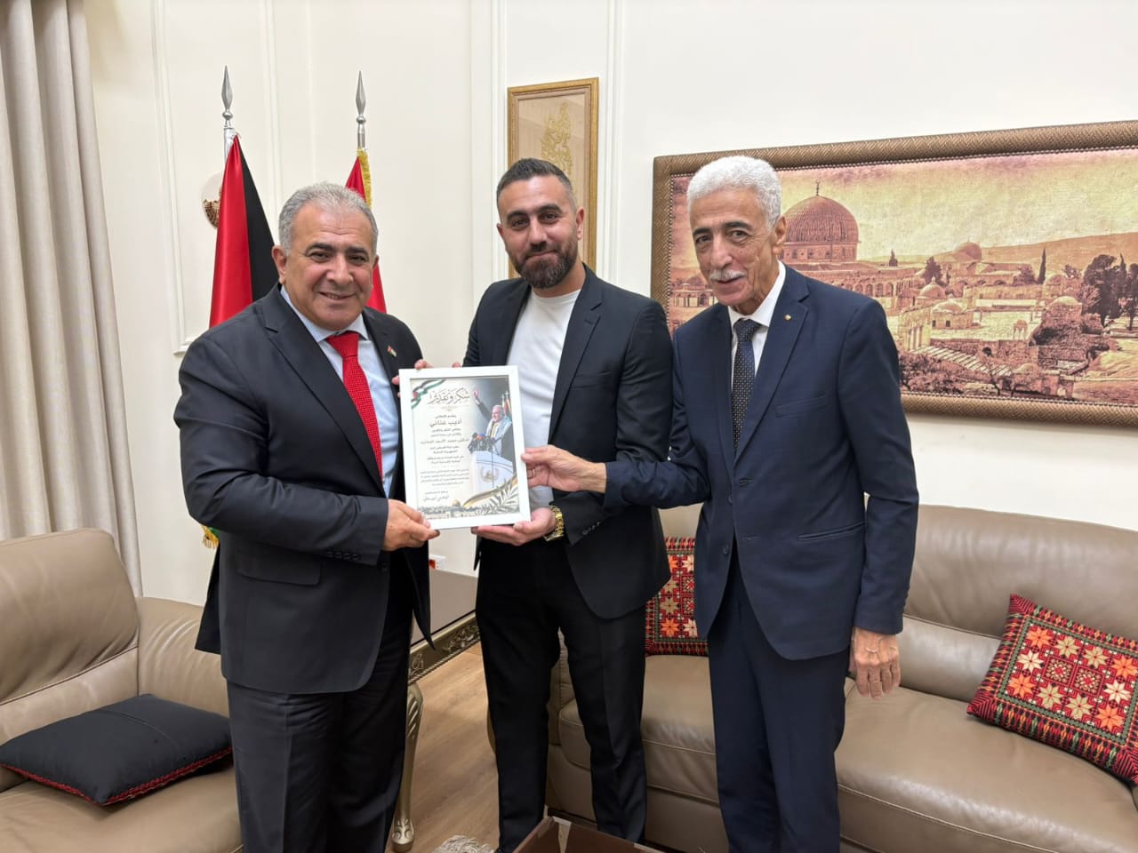 السفير الفلسطيني د. محمد الأسعد يستقبل الإعلامي أديب عناني