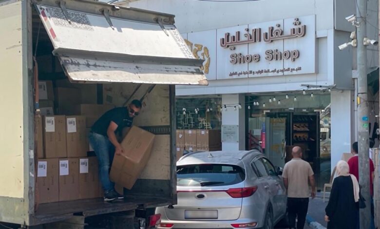 الخليل تصدّر أول شحنة أحذية فلسطينية إلى "أمازون" الأمريكية