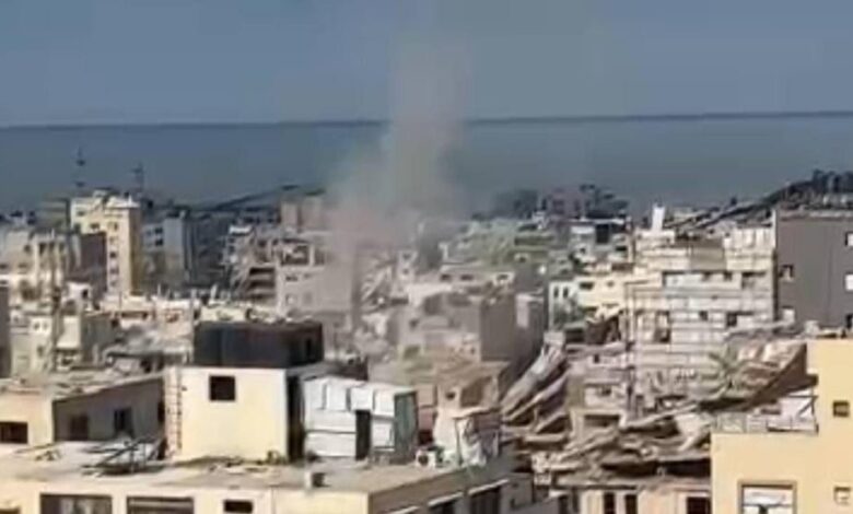 ارتقاء فلسطيني في قصف على مدينة غزة وارتفاع حصيلة العدوان إلى 74,245