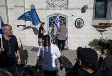 بريطانيا تهدد بطرد 27 دبلوماسيًا وإسرائيل تتمسك بإغلاق قنصليتها بالقدس
