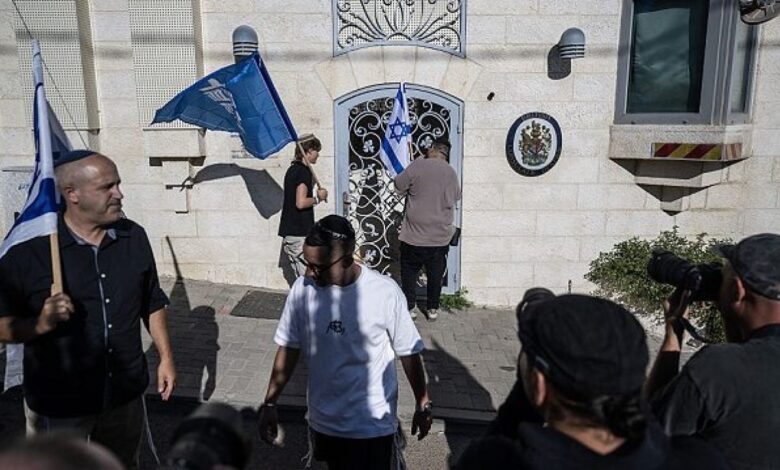 بريطانيا تهدد بطرد 27 دبلوماسيًا وإسرائيل تتمسك بإغلاق قنصليتها بالقدس