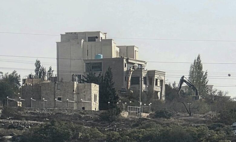الاحتلال يهدم عمارة سكنية في الخليل ويغلق مداخل المدينة ومخارجها