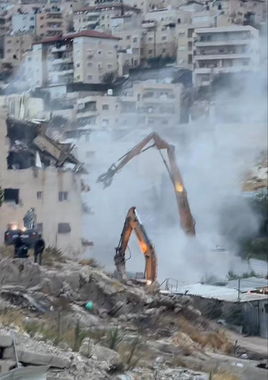 القدس.. جيش الاحتلال يهدم بناية سكنية في الطور